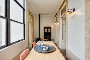 een eetkamer met een tafel en ramen bij Porto Premium Villa in Porto