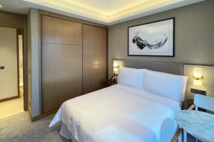Voodi või voodid majutusasutuse Full Burj khalifa View - 3BR The Address Opera toas