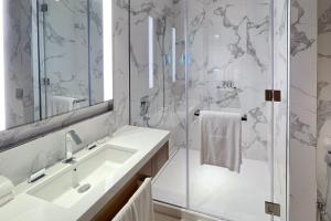 Vannituba majutusasutuses Full Burj khalifa View - 3BR The Address Opera