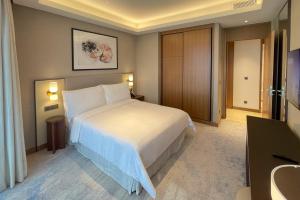 Voodi või voodid majutusasutuse Full Burj khalifa View - 3BR The Address Opera toas