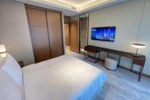 Voodi või voodid majutusasutuse Full Burj khalifa View - 3BR The Address Opera toas