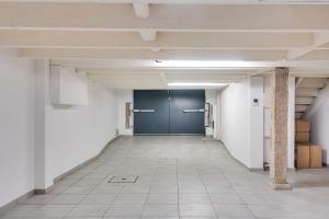 an empty hallway with a blue door in a building at Porto Premium Villa in Porto