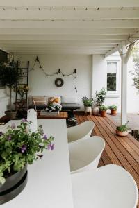 フォルデンにあるBoutique B&B Erve Hasseloの木製の床の椅子と植物のある部屋