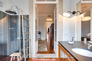 een badkamer met een glazen douche en een wastafel bij Porto Premium Villa in Porto +106 foto's