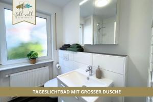 W łazience znajduje się umywalka i lustro. w obiekcie Semper Suite No1 - 2Zi Fewo 1-4 Pers, Balkon, Parkplatz, Hofgartennähe w Bayreuth
