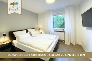 sypialnia z białym łóżkiem i oknem w obiekcie Semper Suite No1 - 2Zi Fewo 1-4 Pers, Balkon, Parkplatz, Hofgartennähe w Bayreuth