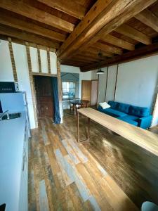 sala de estar con sofá azul y mesa en Appartement au manoir de la grande vigne Mayenne, en Mayenne
