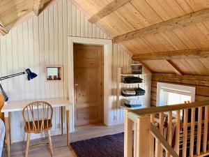 ein Heimbüro mit einer Holzdecke und einem Schreibtisch in der Unterkunft Calm surroundings with hiking trails near Bodø and Saltstraumen in Bodø