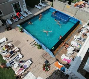 オブゾルにあるHotel Aristokratのスイミングプールで泳ぐ人々の頭上の景色