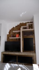einen Flachbild-TV auf einer Wand in der Unterkunft Casa Hermosa in Oliva