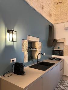 een keuken met een spoelbak en een aanrechtblad bij Casa Bell'ora in Ostuni +10 foto's