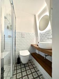 een badkamer met een wastafel, een toilet en een douche bij Casa Bell'ora in Ostuni