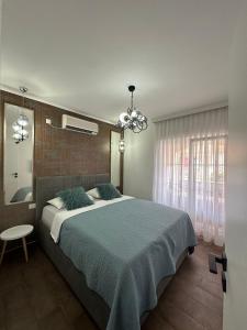 1 dormitorio con 1 cama grande y espejo en Apartments Brač, en Supetar