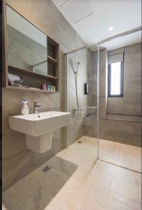 A bathroom at Penghu Swing Sea Homestay