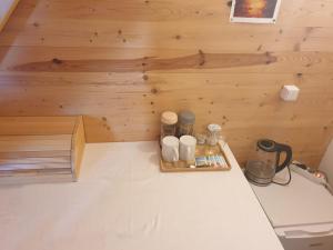 Holzzimmer mit einem Tablett mit Gegenständen auf der Theke in der Unterkunft Homestay Sleepy Traveler in Sankt Georgen im Attergau