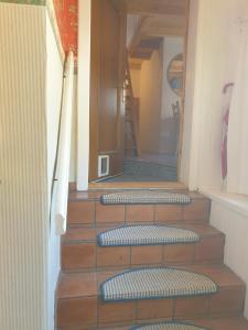un conjunto de escaleras que conducen a una casa en Homestay Sleepy Traveler, en Sankt Georgen im Attergau