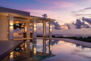 uma villa com piscina ao anoitecer em Incredible views of sea from the pool - Cool Breeze villa em Saint James