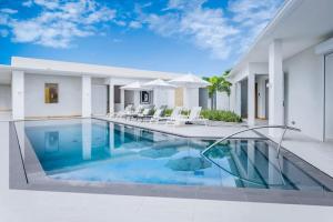 een afbeelding van een zwembad in een huis bij Incredible views of sea from the pool - Cool Breeze villa in Saint James