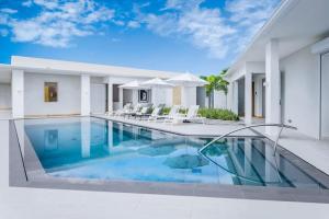 สระว่ายน้ำที่อยู่ใกล้ ๆ หรือใน Incredible views of sea from the pool - Cool Breeze villa