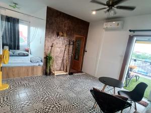 سرير أو أسرّة في غرفة في Merit Courtyard Suvarnabhumi House