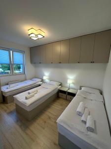 Tempat tidur dalam kamar di Elbląska Noclegi