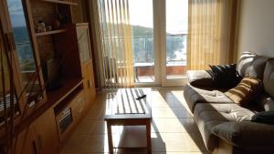 uma sala de estar com um sofá e uma mesa de centro em Beiramar2 em Muxía