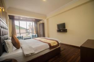 大吉嶺的住宿－Hotel Himalayan Retreat，酒店客房设有床和窗户。