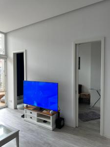 a flat screen tv sitting on a stand in a living room at Traum Wohnung mit Hauch Venedig/Kanal mit Kajak/Sauna/Fitness in Leipzig