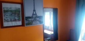 espejo en una habitación con vistas a la torre Eiffel en Habitación silenciosa cerca del Hospital valdecilla en Santander