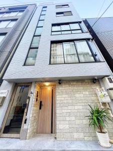 um edifício com uma porta em frente em akihabara k em Tóquio