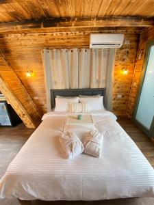ein Schlafzimmer mit einem großen weißen Bett mit zwei Kissen in der Unterkunft T&S suite in Dāliyat el Karmil