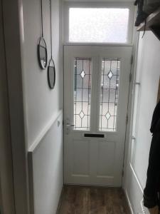 białe drzwi z oknem w korytarzu w obiekcie Het Dirkbosje w mieście Middelharnis