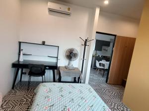 سرير أو أسرّة في غرفة في Merit Courtyard Suvarnabhumi House