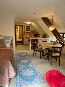 uma sala de estar com uma mesa e uma cozinha em Stilvolle Ferienwohnung unter Reet in Windbergen em Windbergen