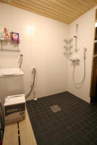 un bagno con doccia e una scatola sul pavimento di Holiday Home Kantapää A3 a Luosto