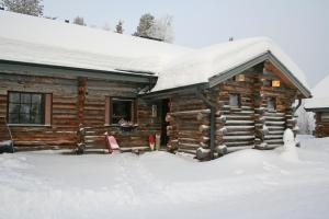 una baita di tronchi nella neve di Holiday Home Kantapää A3 a Luosto