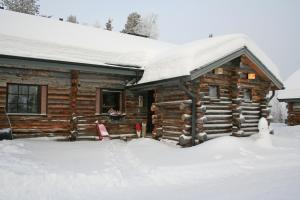 ルオストにあるHoliday Home Kantapää A3の雪の丸太小屋
