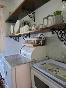 uma cozinha com um balcão e um micro-ondas em Boglar Vintage em Balatonboglár