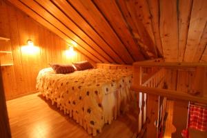 ルオストにあるHoliday Home Kantapää A3の丸太小屋のベッドのある寝室