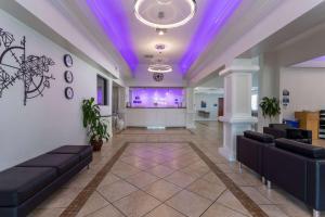 een lobby met banken en een paars plafond bij Days Inn & Suites by Wyndham Lakeland in Lakeland