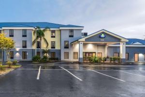 un hotel con un estacionamiento delante de él en Days Inn & Suites by Wyndham Lakeland en Lakeland