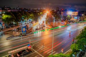 een stadsstraat 's nachts met auto's op de weg bij Victory Hotel in Hanoi