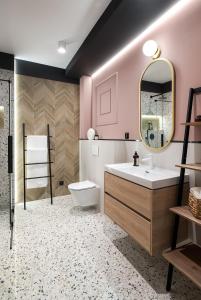 a bathroom with a sink and a mirror at Apartament SezamkowaSKC in Skierniewice