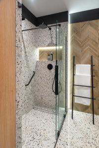W łazience znajduje się prysznic ze szklanymi drzwiami. w obiekcie Apartament SezamkowaSKC w mieście Skierniewice