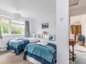 - une chambre avec 2 lits et une fenêtre dans l'établissement Pass the Keys Charming Harbourside Cottage, à Emsworth