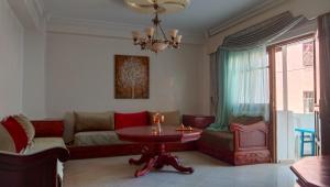 uma sala de estar com um sofá e uma mesa em Appartement centre ville em Larache