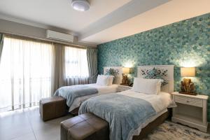 Tempat tidur dalam kamar di The African Penguin Guesthouse