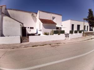 a white house on the side of a street at Apartment Tara in Nečujam