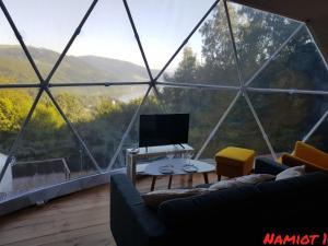Nespecifikovaný výhled na hory nebo výhled na hory při pohledu z luxury tent