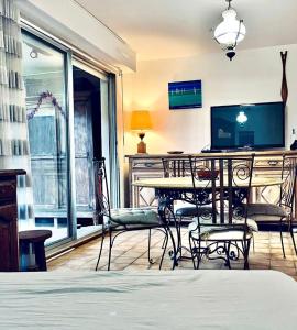 TV a/nebo společenská místnost v ubytování Appartement avec jardin « Le Méridien »